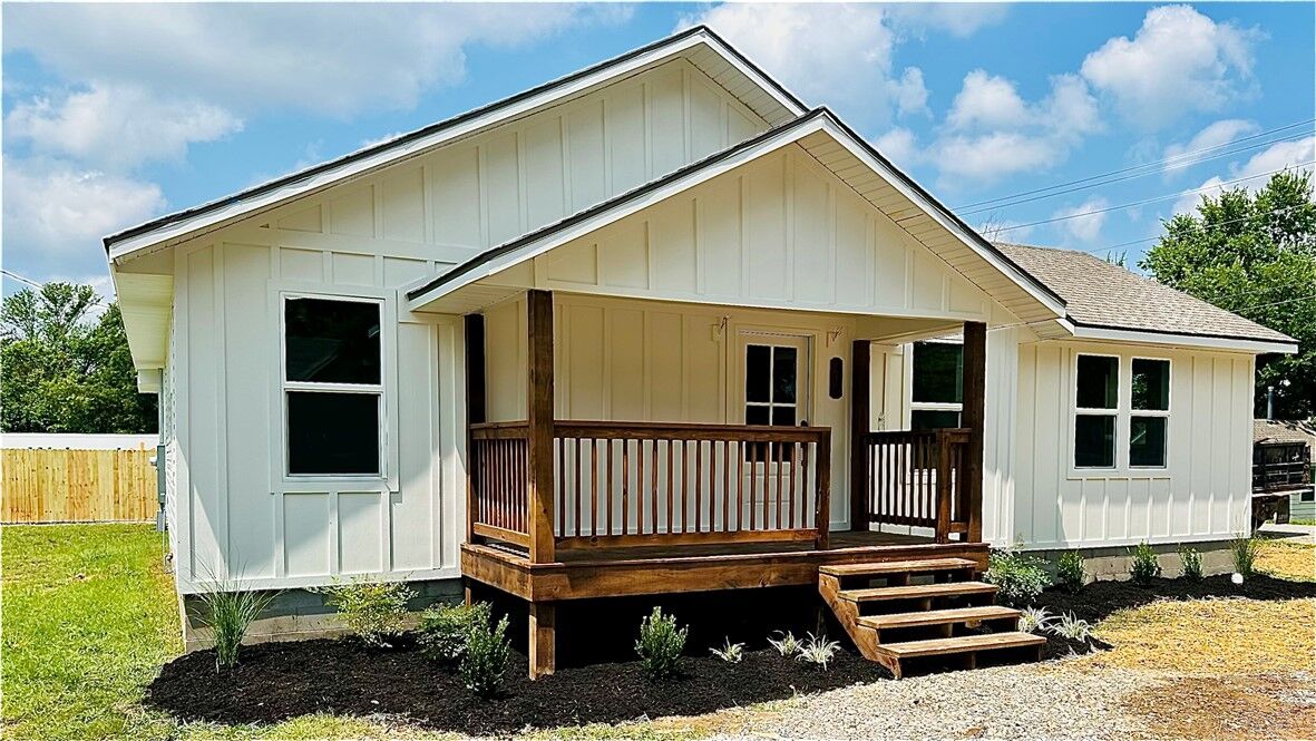 Property Photo: 704 S Hico Street AR 72761