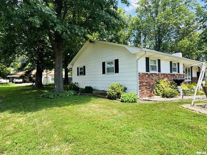 Property Photo:  707 W Sylvia Street  IL 62822-1121 