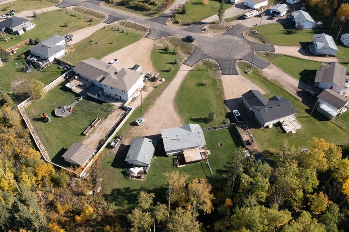 Property Photo: 121 Cheecham Court AB T0P 1J0