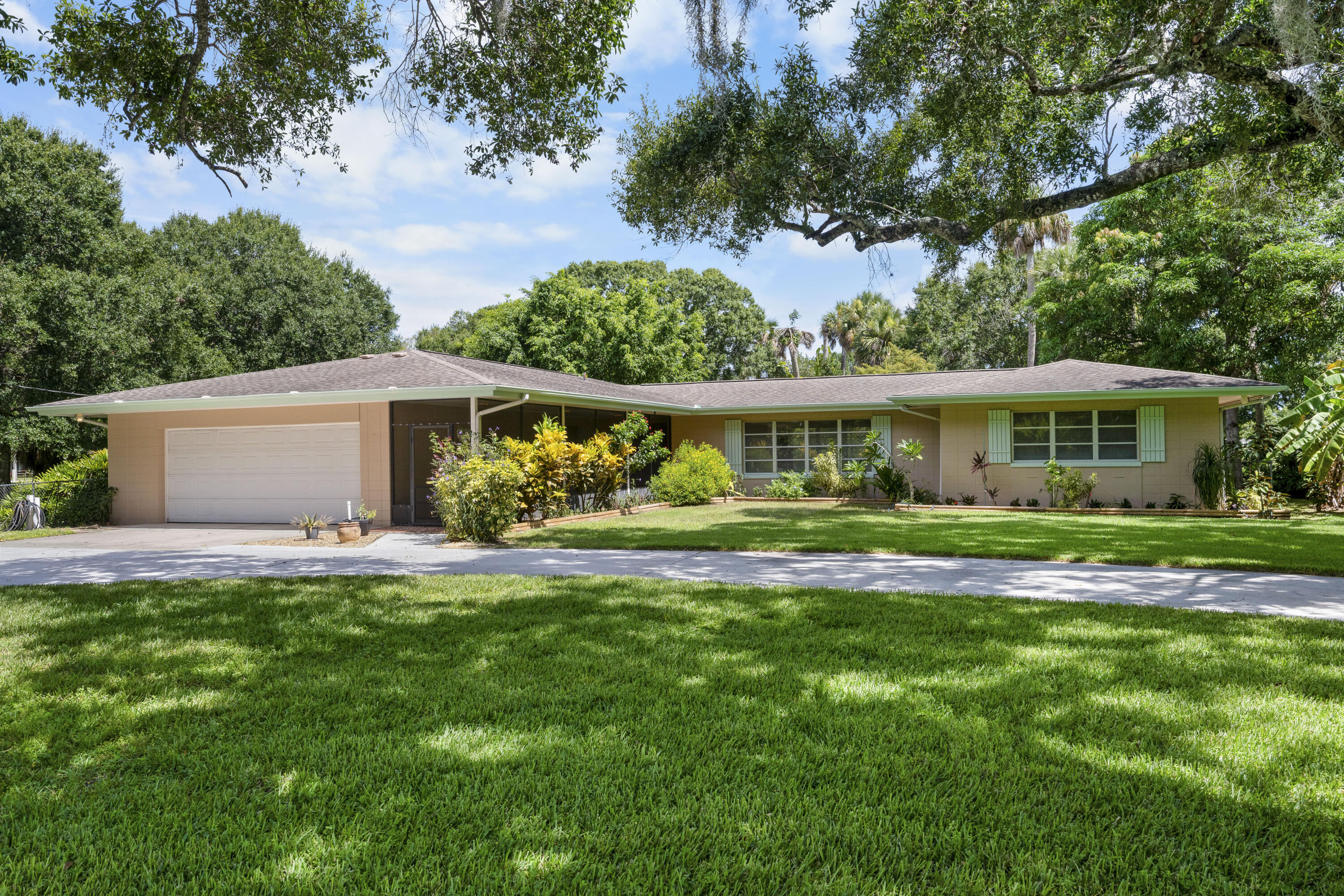 Property Photo: 3912 Delaware Avenue FL 34947