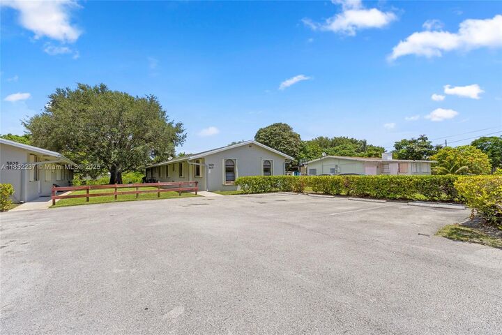 Property Photo: 5629 Taft St 5629 FL 33021