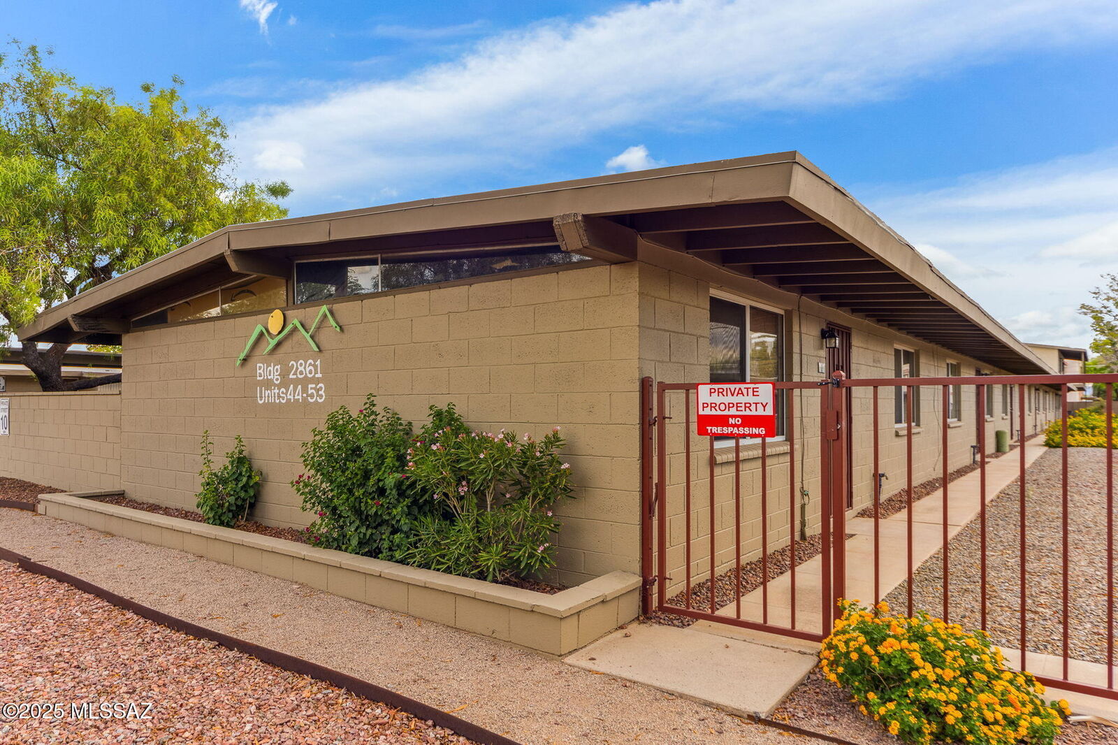 Property Photo:  2861 N Columbus Boulevard Apt 44  AZ 85712 