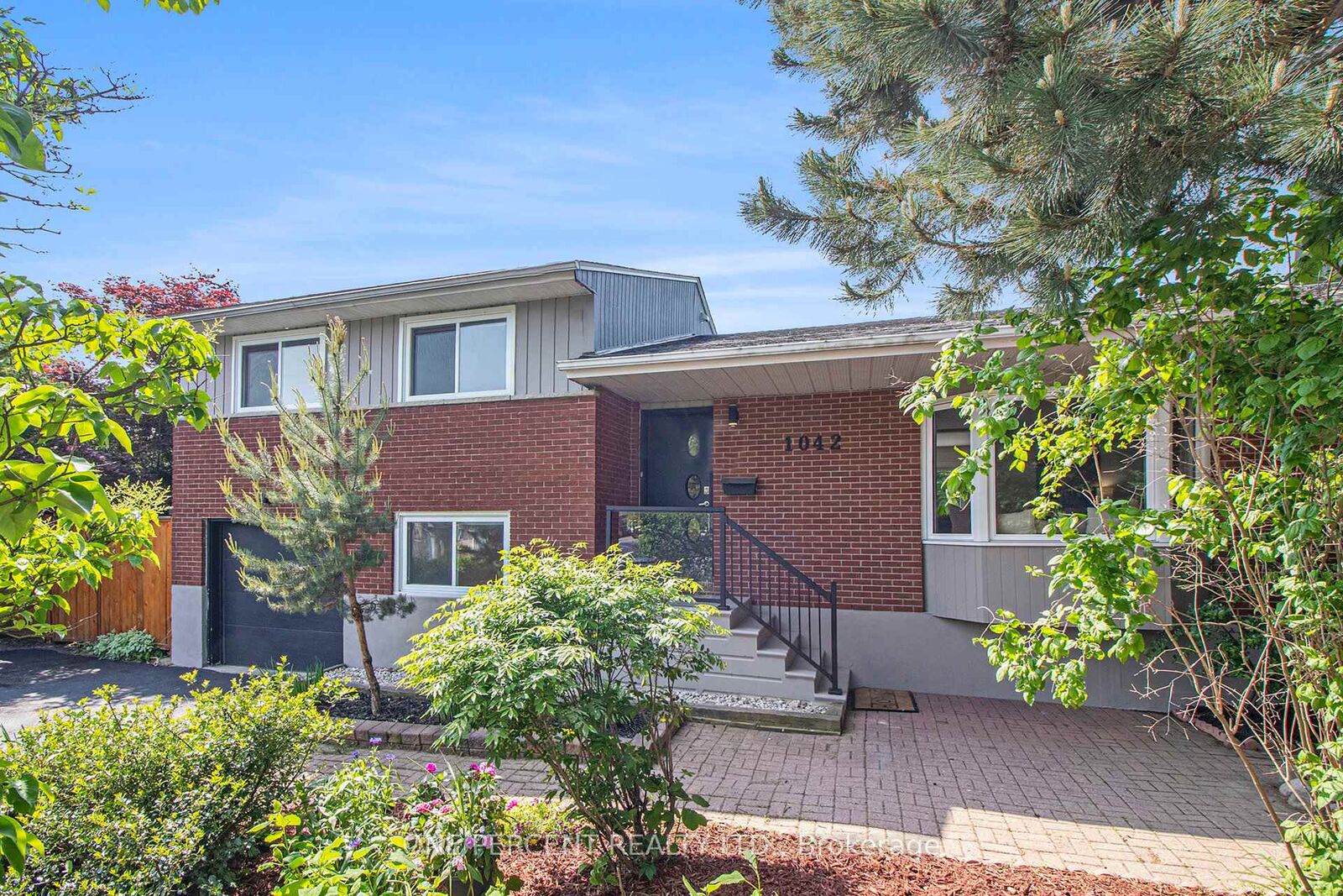 Property Photo: 1042 Harkness Avenue ON K1V 6P2
