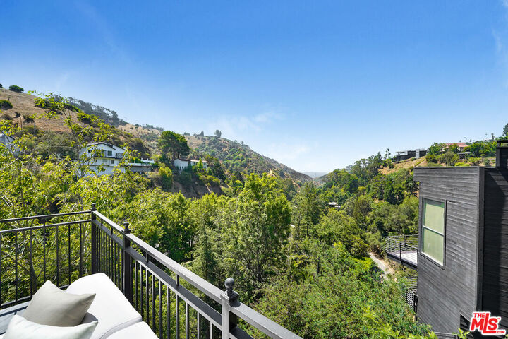 Property Photo:  2506 Zorada Dr  CA 90046 