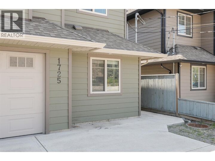 Property Photo: 1725 Parkcrest Avenue BC V2B 4W8