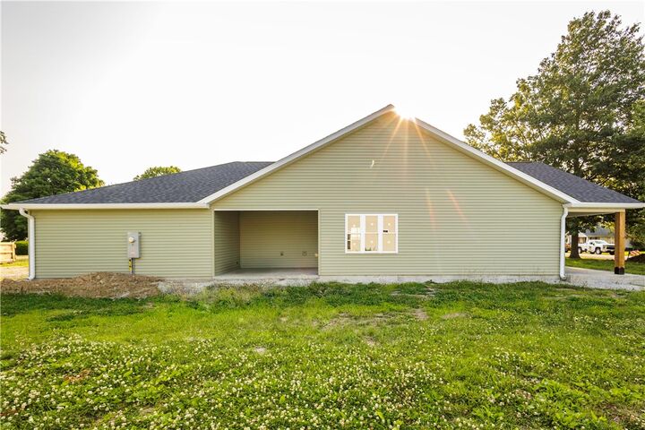 Property Photo: 104 E North 2nd Street IL 62534
