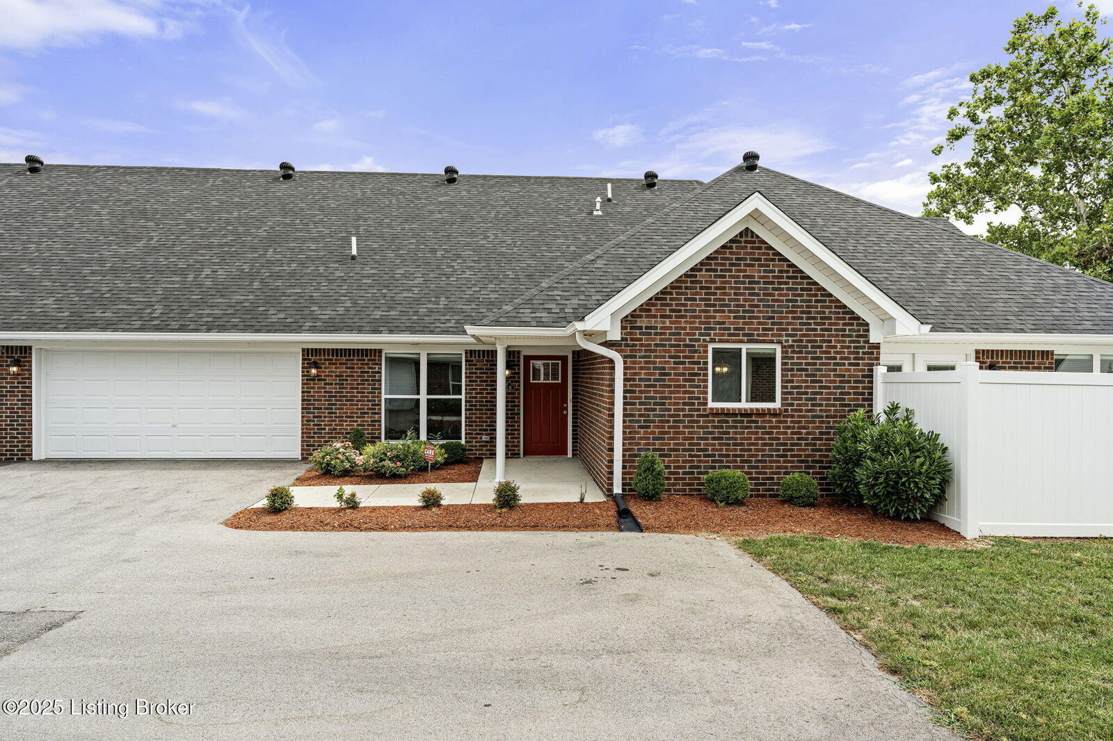 Property Photo:  518 Eagle Pointe Dr  KY 40214 