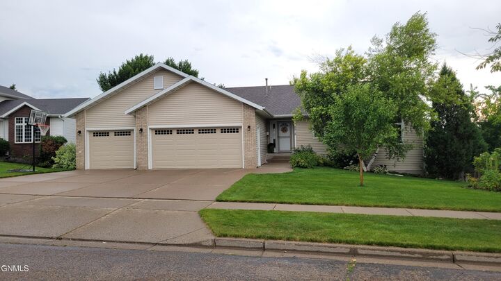 2515 Sharps Place  Bismarck ND 58503 photo