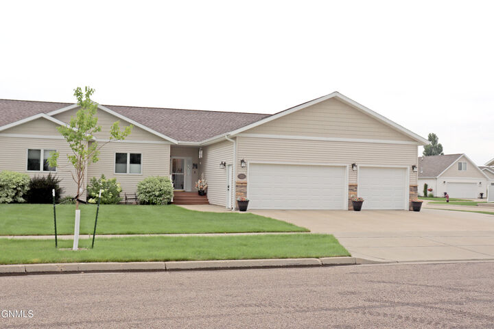 804 Santa Fe Avenue  Bismarck ND 58504 photo