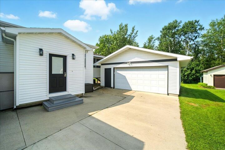 Property Photo:  120 12th Ave NE  IA 50662 