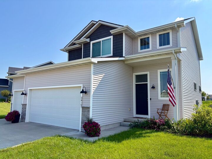 Property Photo:  2419 NW Applewood Street  IA 50023 