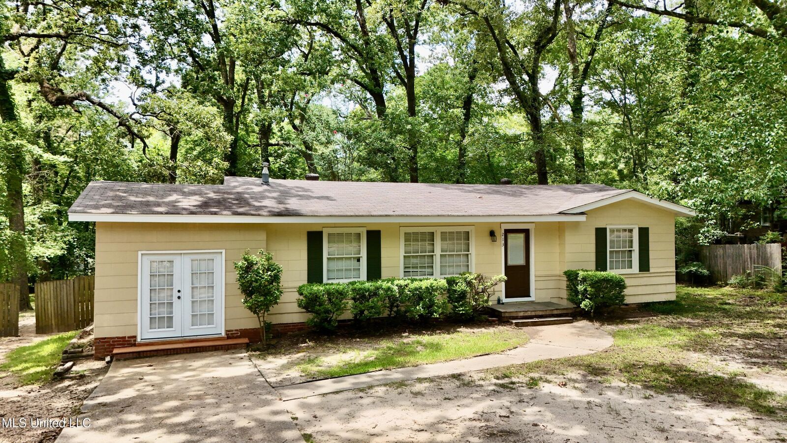 Property Photo: 213 W Lakeview Drive MS 39056