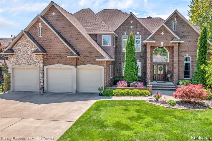Property Photo:  2916 Woodstock Circle  MI 48060 2678 