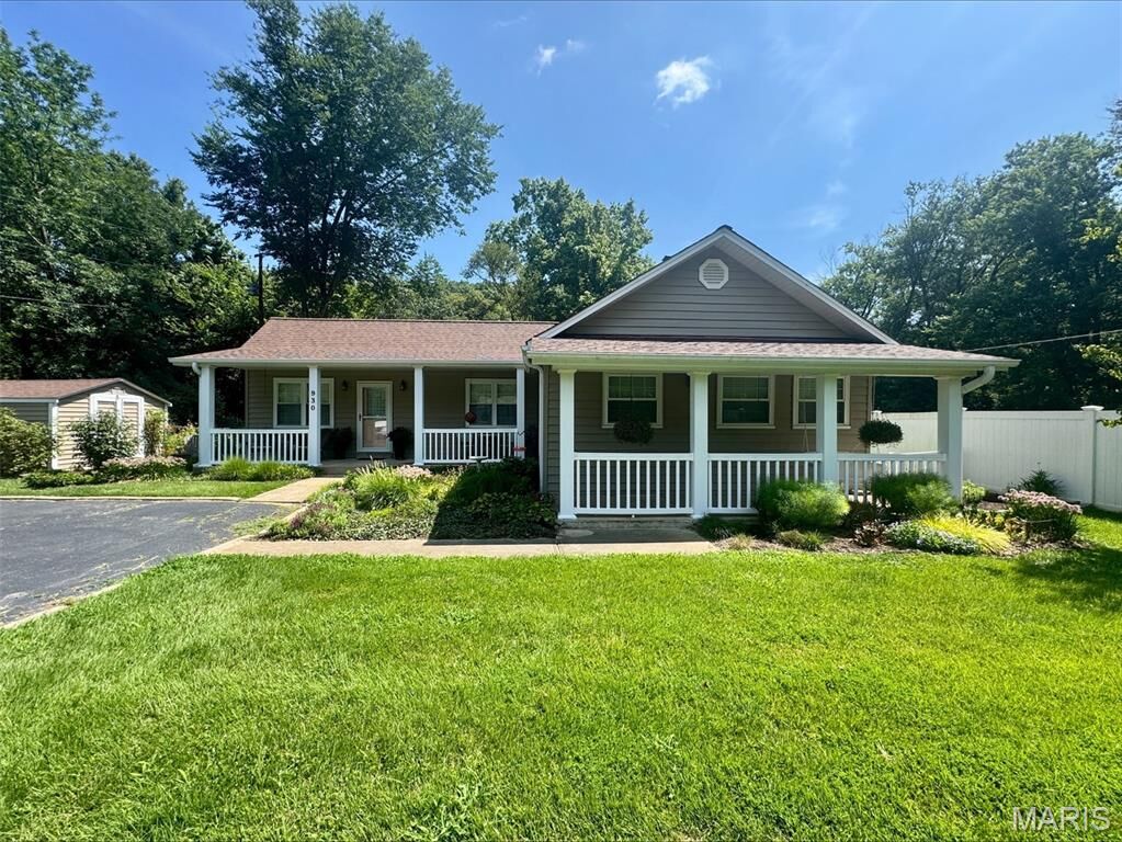 Property Photo: 930 New Ballwin Road MO 63021