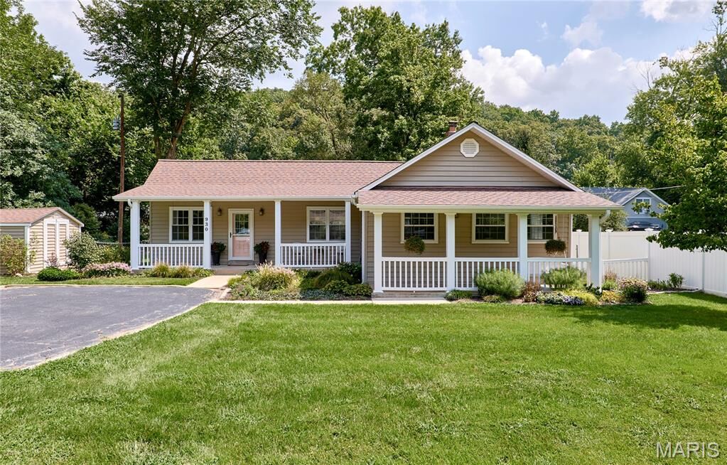 Property Photo: 930 New Ballwin Road MO 63021