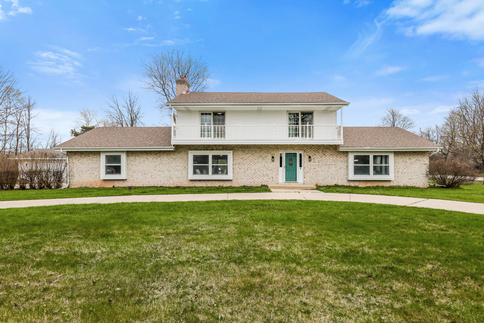 Property Photo:  812 W Glen Oaks Ln  WI 53092 