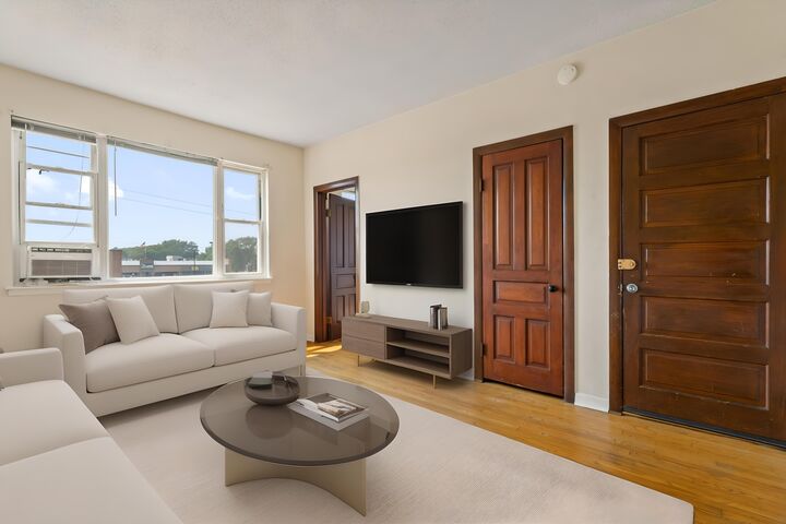Property Photo: 3003 N Ashland Avenue IL 60657