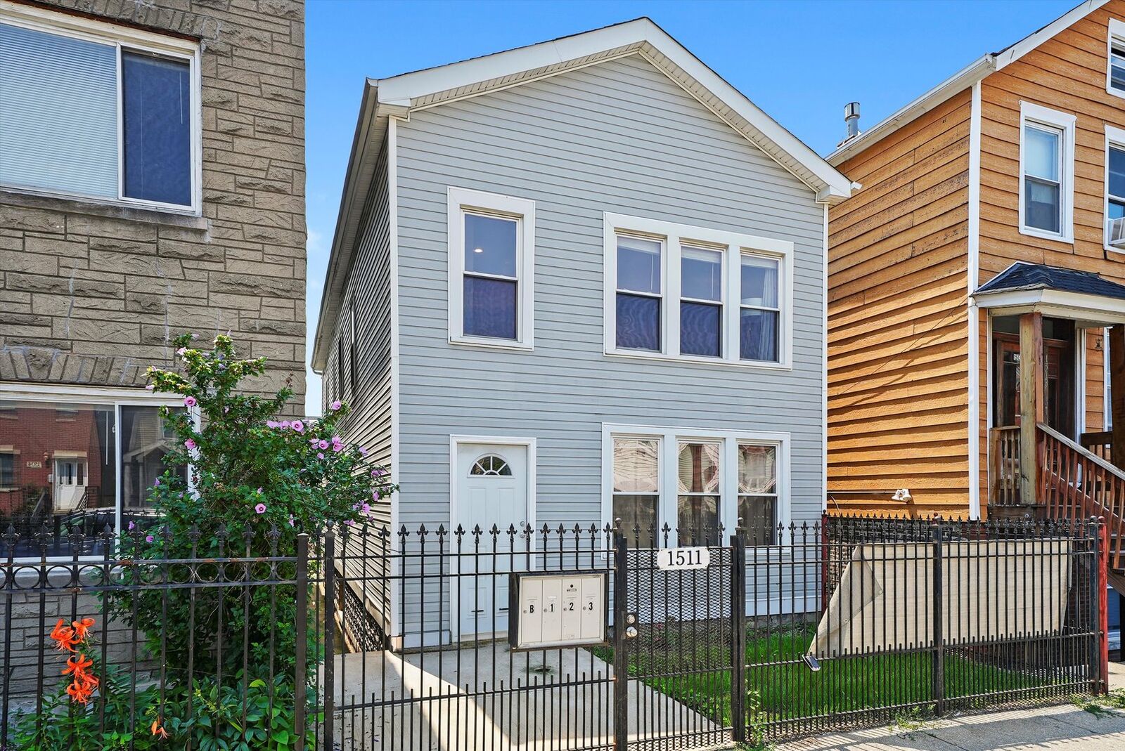 Property Photo:  1511 W Augusta Boulevard  IL 60642 