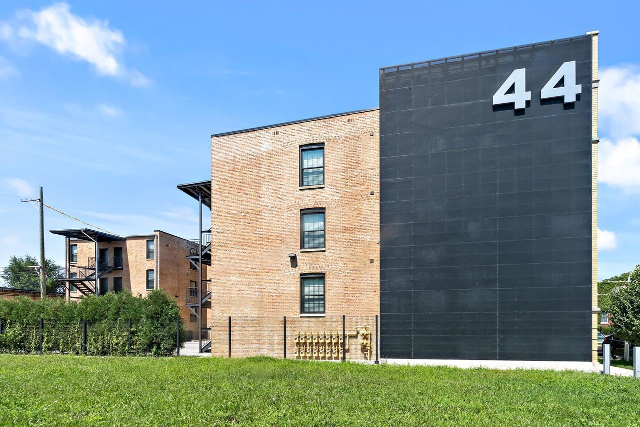 Property Photo:  325 E 44th Street 1E  IL 60653 