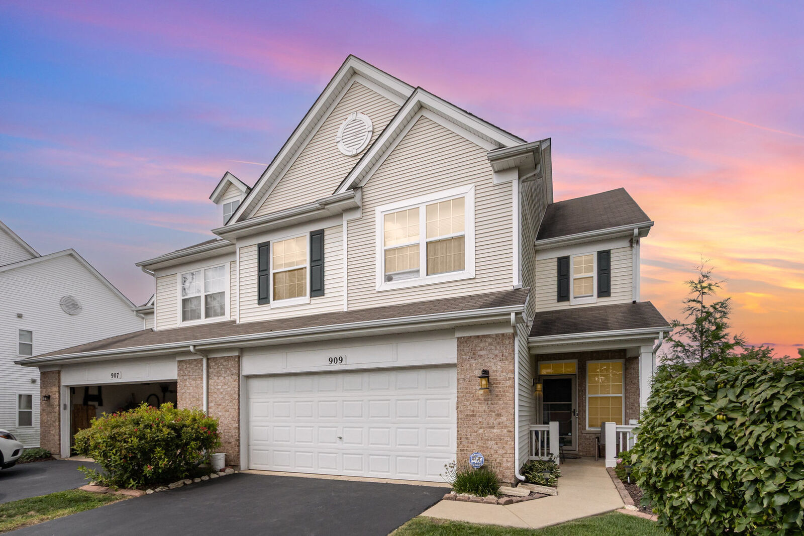 Property Photo:  909 Bluebell Circle  IL 60431 