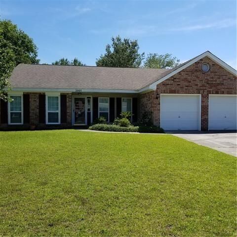 Property Photo:  3005 E Meadowlake Drive  LA 70461