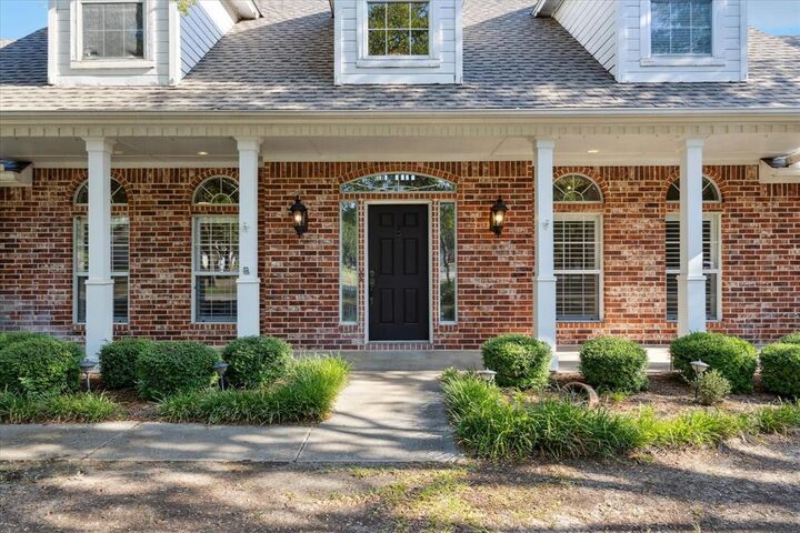 Property Photo: 1514 Greenleaf Drive TX 76008
