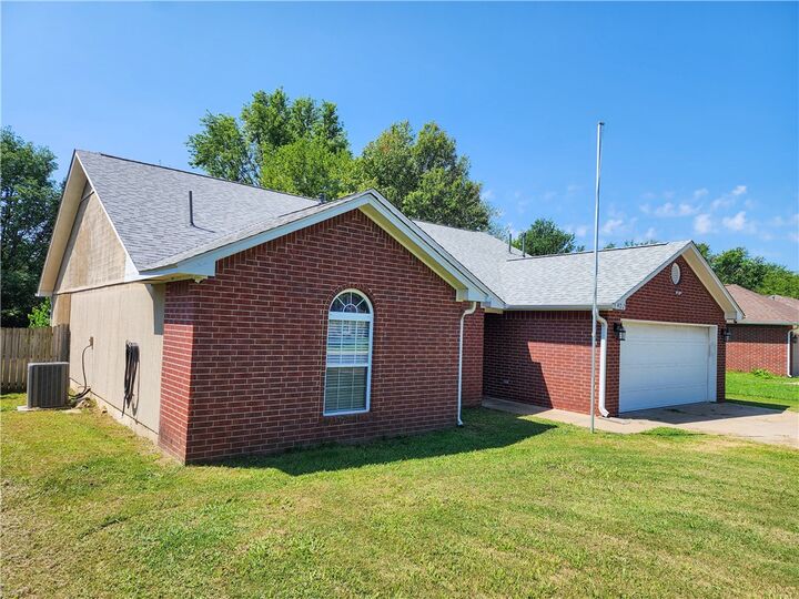 Property Photo: 402 Greenwood Place AR 72761