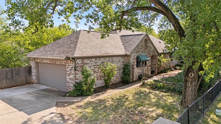 Property Photo: 11304 Springhollow Road 17 OK 73120