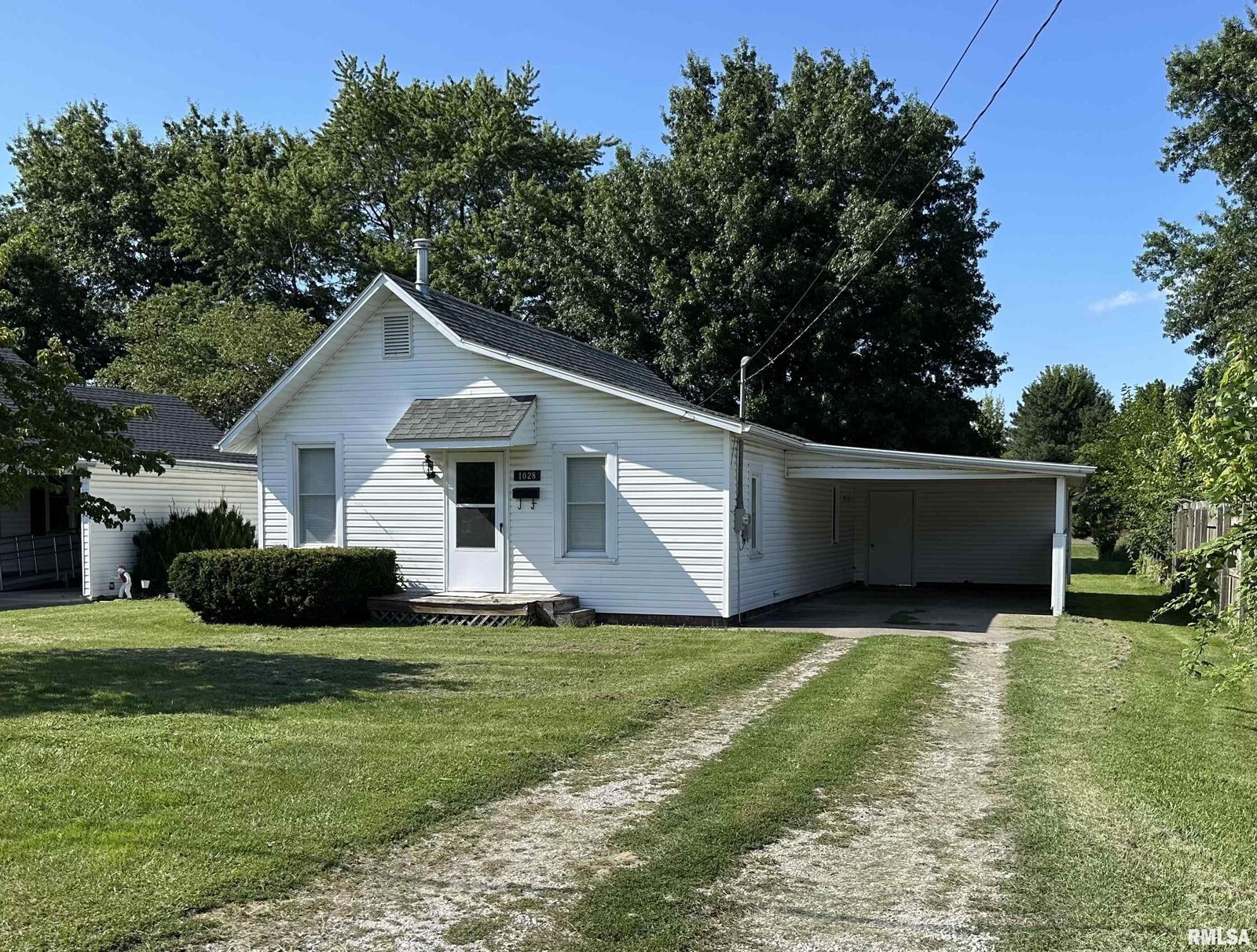 Property Photo:  1028 E Oak Street  IL 61455 