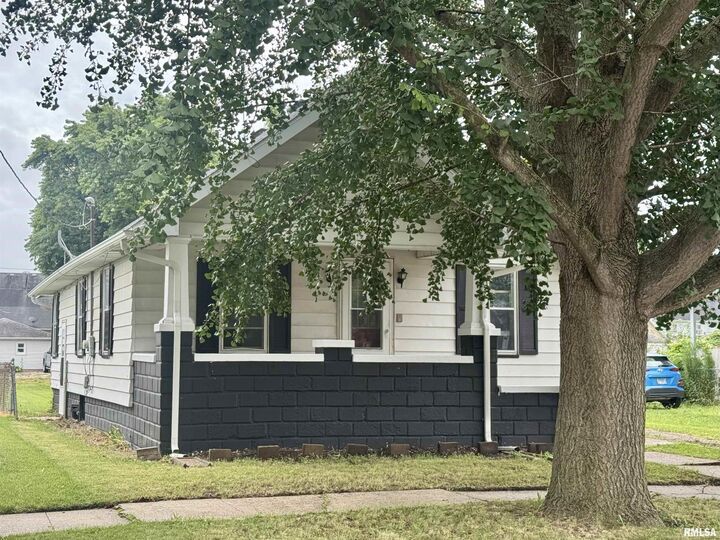 Property Photo: 906 E Locust Street IL 61520