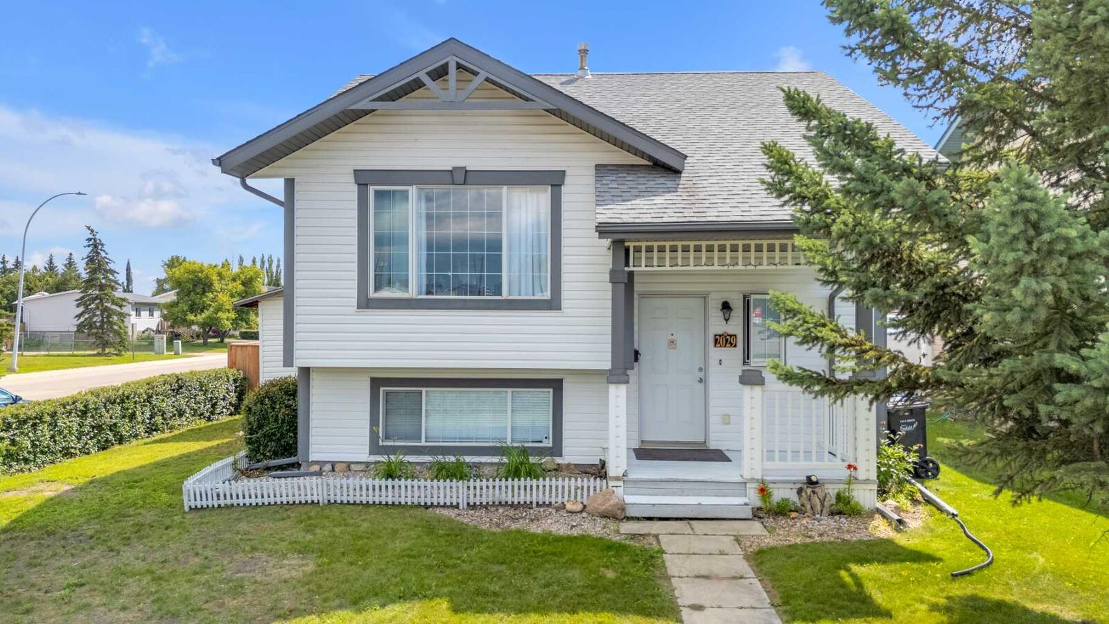 Property Photo:  2029 Minto Street  AB T0M 1R0 