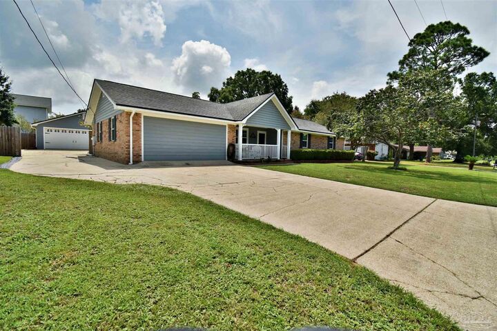 Property Photo: 926 Deedra Ave FL 32514
