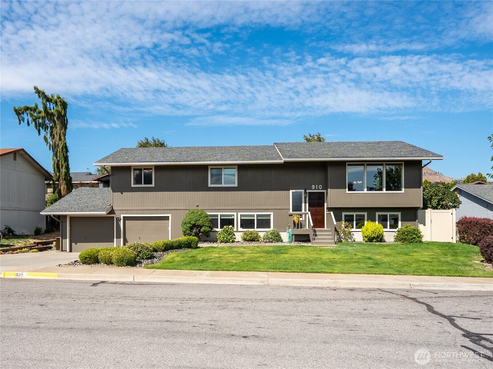 Property Photo:  910  College Street  WA 98801 