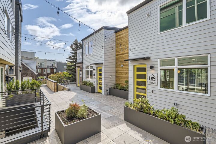 Property Photo:  515  Howe Street D  WA 98109 