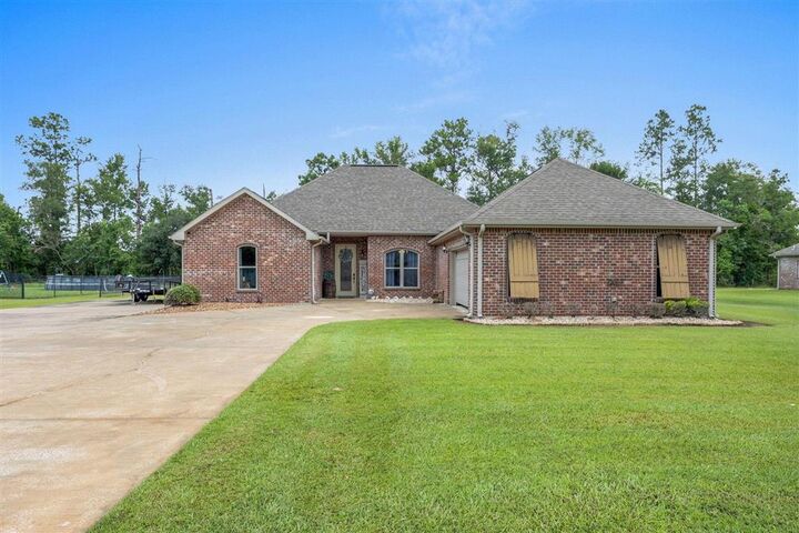 Property Photo: 164 Landry Drive LA 70657