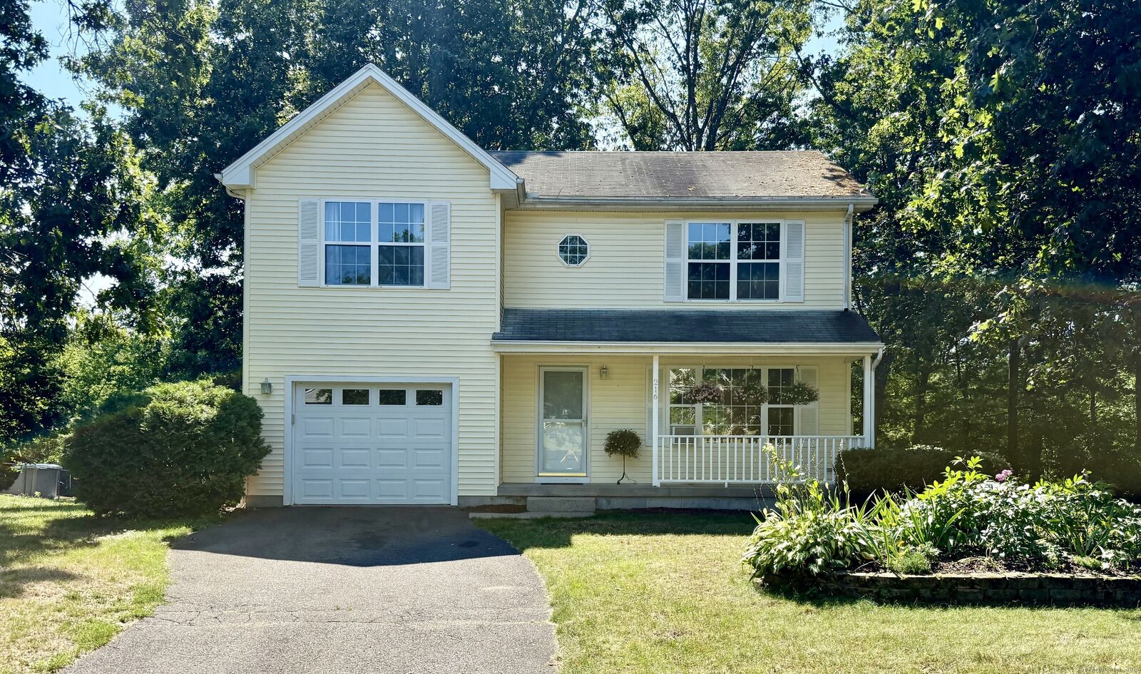 Property Photo: 216 Castlewood CT 06095