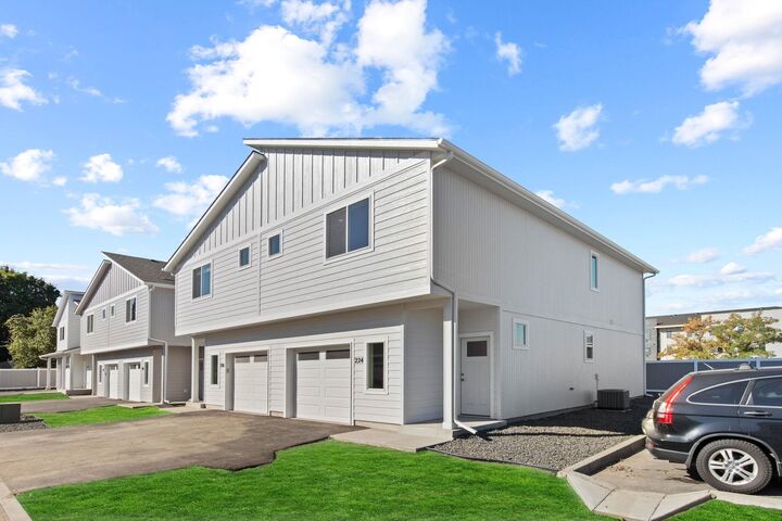 Property Photo: 224 S Woodlawn Ln WA 99216