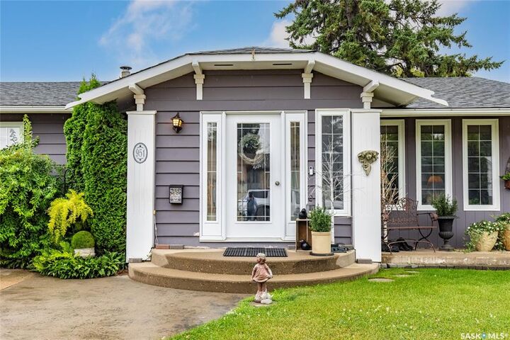 Property Photo:  951 Albert Street  SK S6H 2X8 