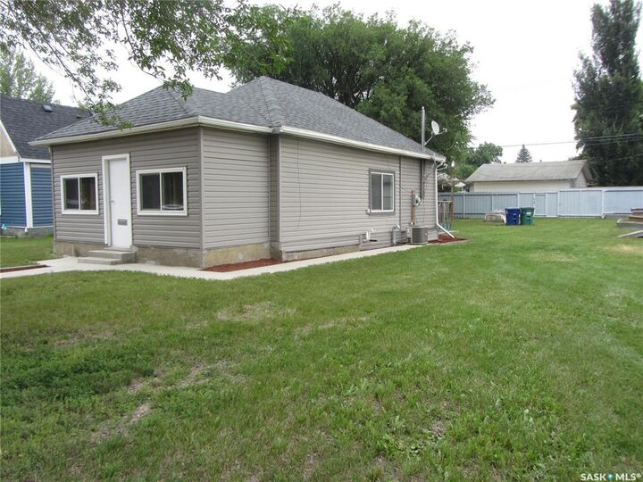 Property Photo: 916 Weldon Avenue S SK S7M 2V6