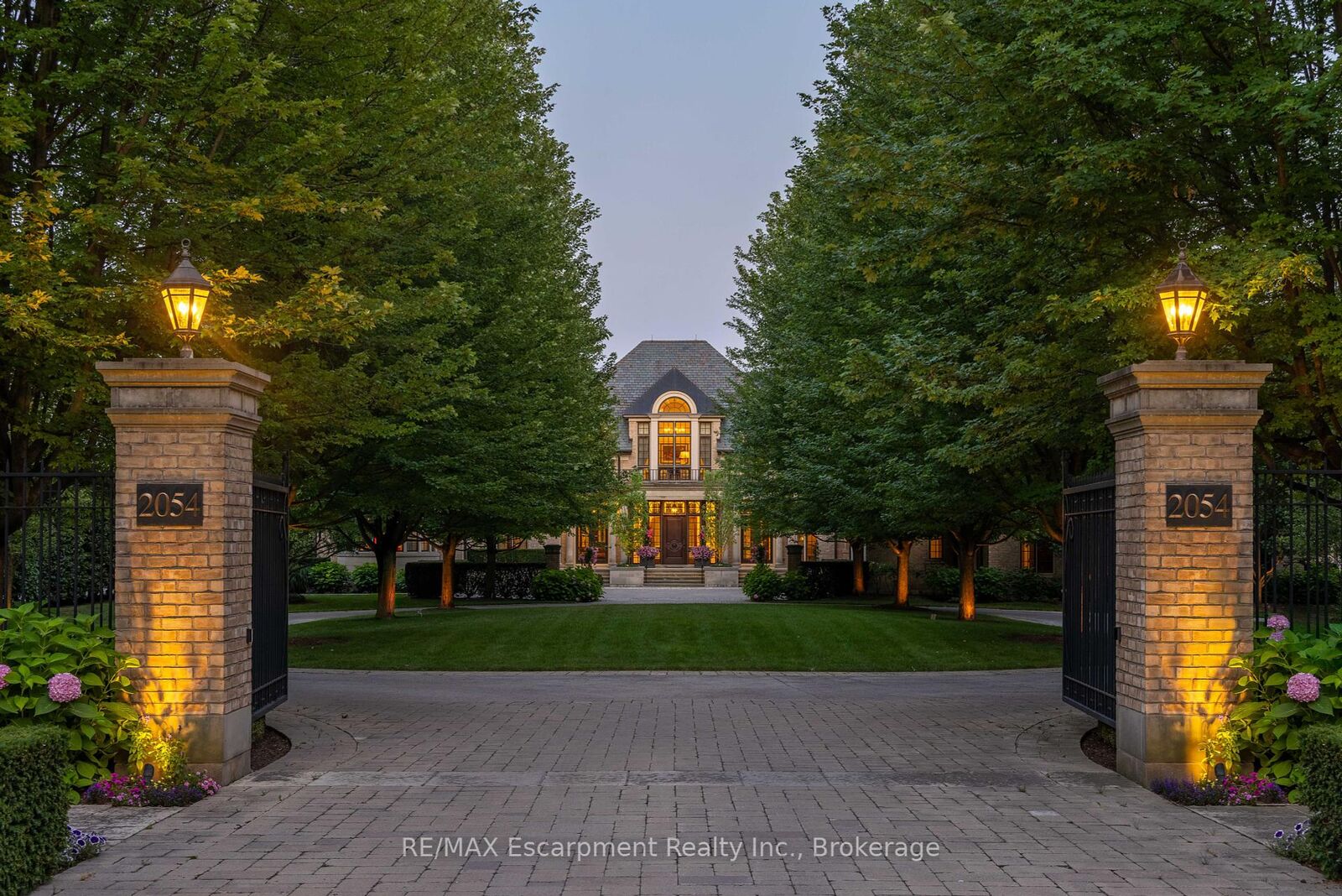 Property Photo:  2054 Lakeshore Road E  ON L6J 1M3 