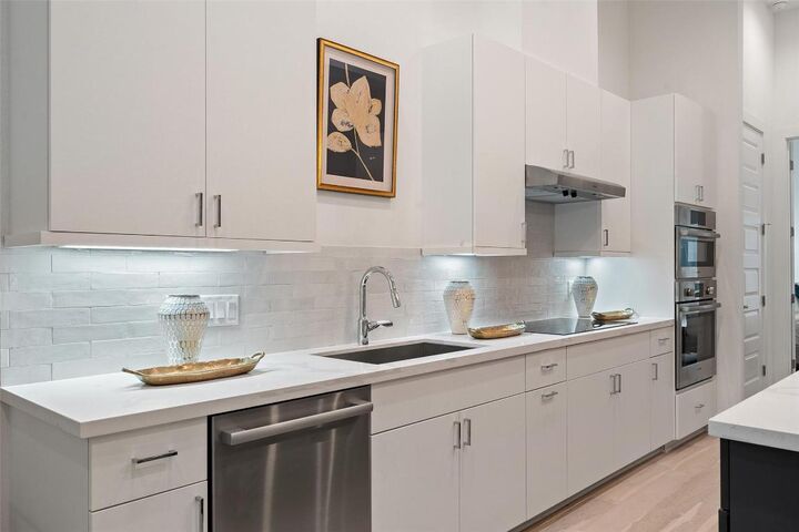 Property Photo: 2505 Bluebonnet Lane 13 TX 78704