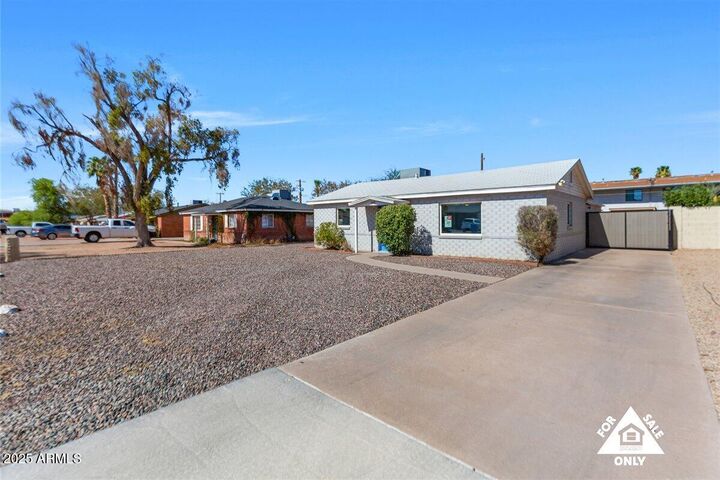 Property Photo: 1644 N 43rd Street AZ 85008