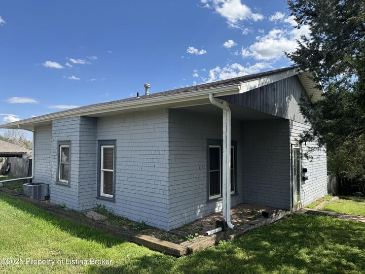 110 7th Street N  Hettinger ND 58639 photo