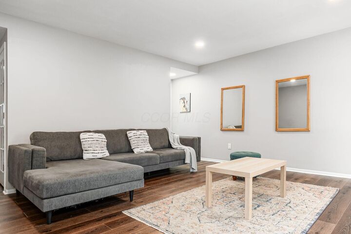 Property Photo:  2434 Hardesty S Drive  OH 43204 