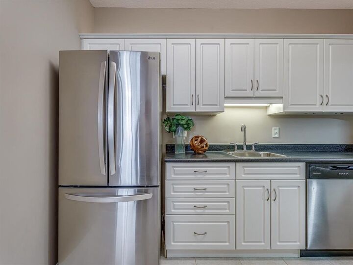 Property Photo:  323 Wellington Crescent  MB R3M 0A4 