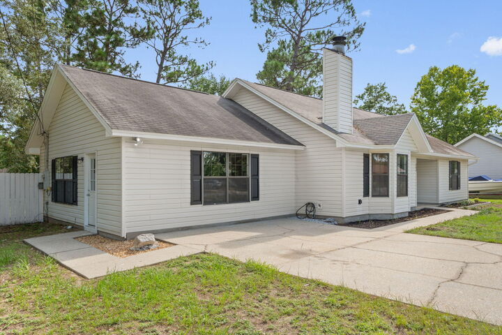 Property Photo: 200 W Walker Circle FL 32539