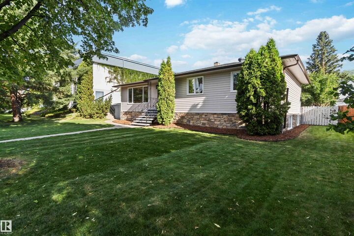Property Photo:  9336 69 Avenue NW  AB T6E 0R9 