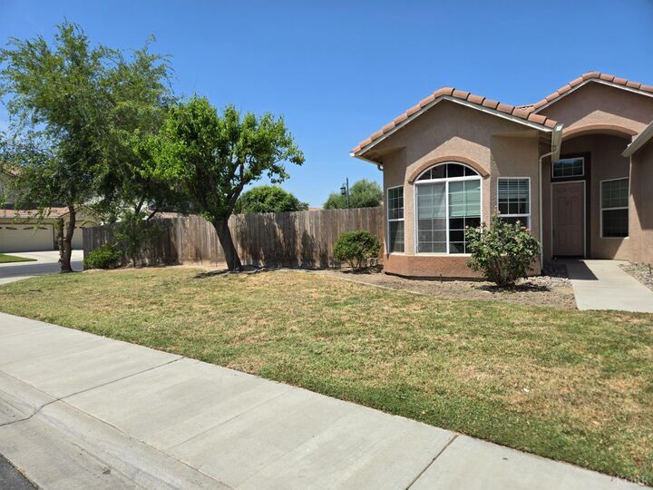 Property Photo:  1131 Paradise Drive  CA 93245 