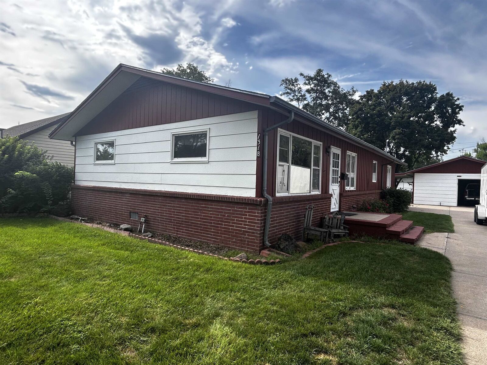 Property Photo:  1318 E 2nd  NE 69101 