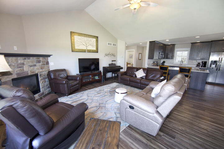 Property Photo:  292 E Redding Cir  WI 53004 